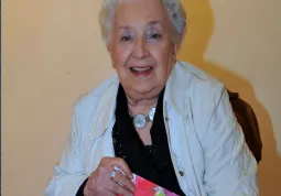 La Città di Busca dedica alla pittrice Maria Rosa Ravera Aira, nell’estate in cui compie cent’anni, una mostra personale nella galleria Casa Francotto
